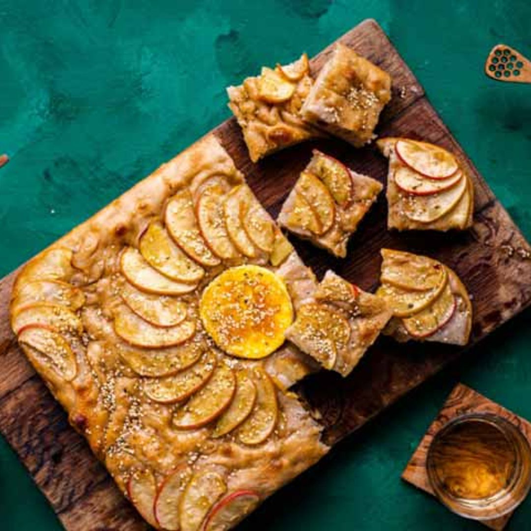 'Focaccia' con manzana, queso camembert y miel
