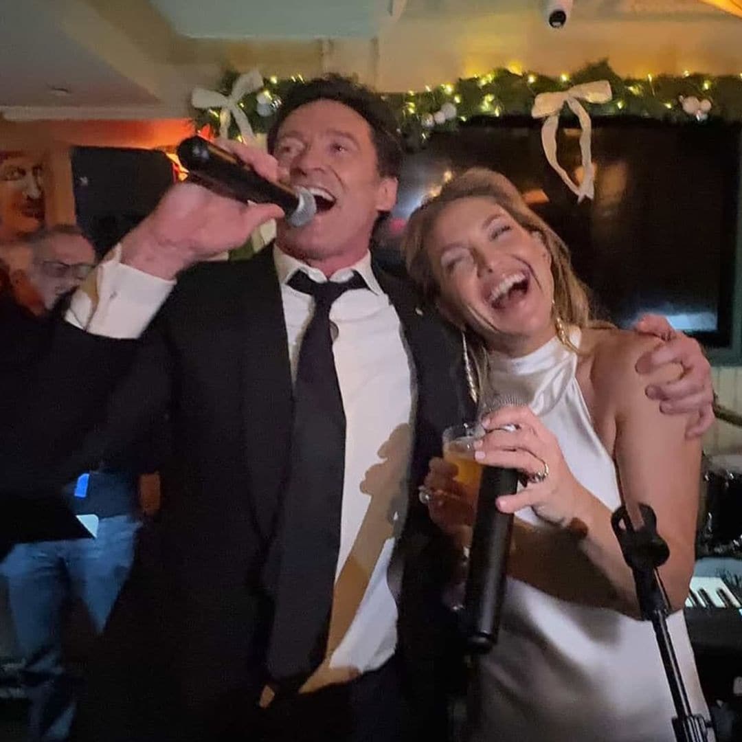 Cuando la realidad supera la ficción: Jackman y Hudson conquistan un bar neoyorquino con 'Sweet Caroline'