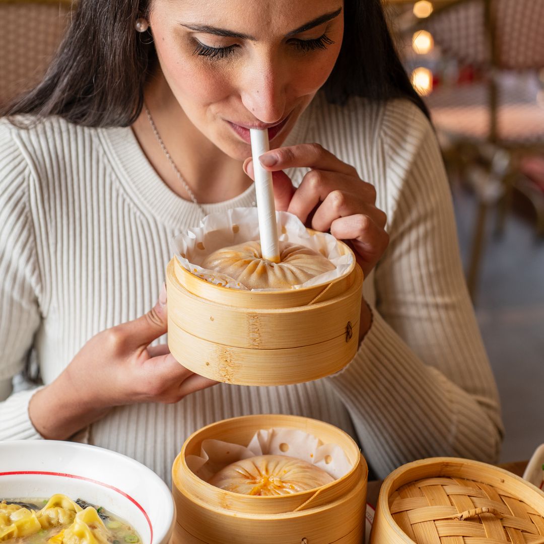 Un bao gigante que se toma con pajita: el restaurante perfecto donde disfrutar de esta curiosa receta china