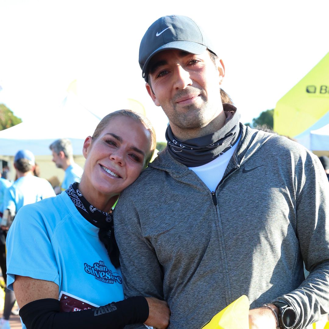 La sonrisa de Amelia Bono y su novio al completar la San Silvestre en su primera Nochevieja juntos