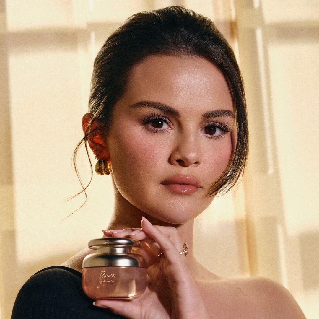 Selena Gomez con su nuevo perfume de Rare Beauty