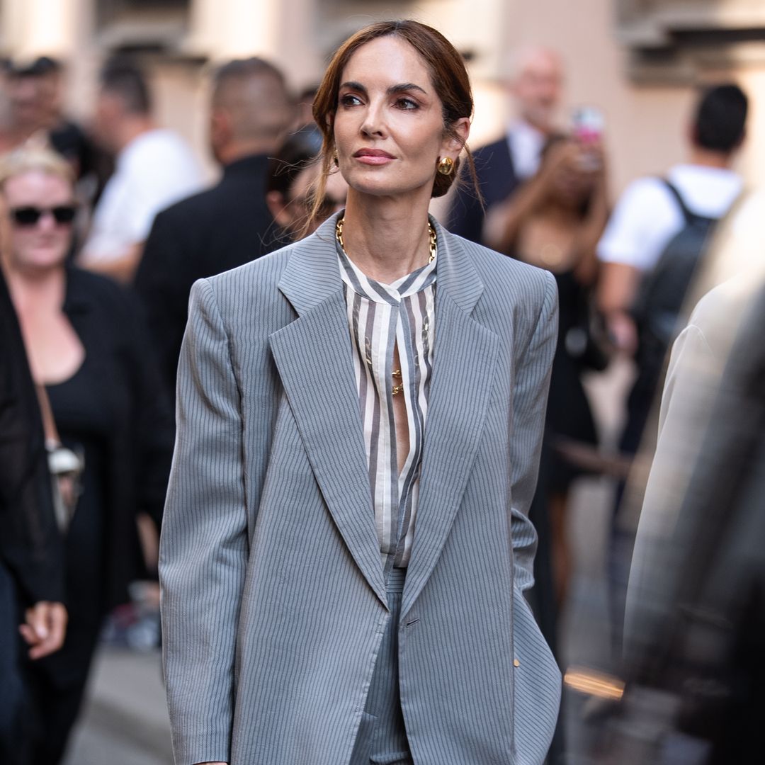 Eugenia Silva reivindica el poder del traje con un impecable look durante el desfile de Giorgio Armani en Milán