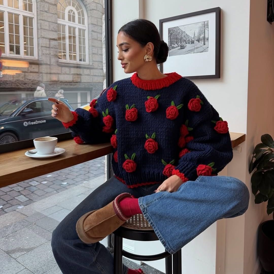 Look con jersey de punto bordado con flores y vaqueros