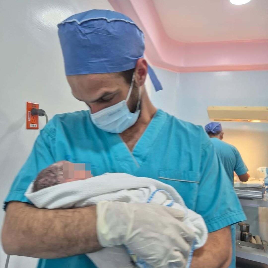 La curiosa técnica que utiliza Jesús Castro para dar el biberón a sus hijos mellizos