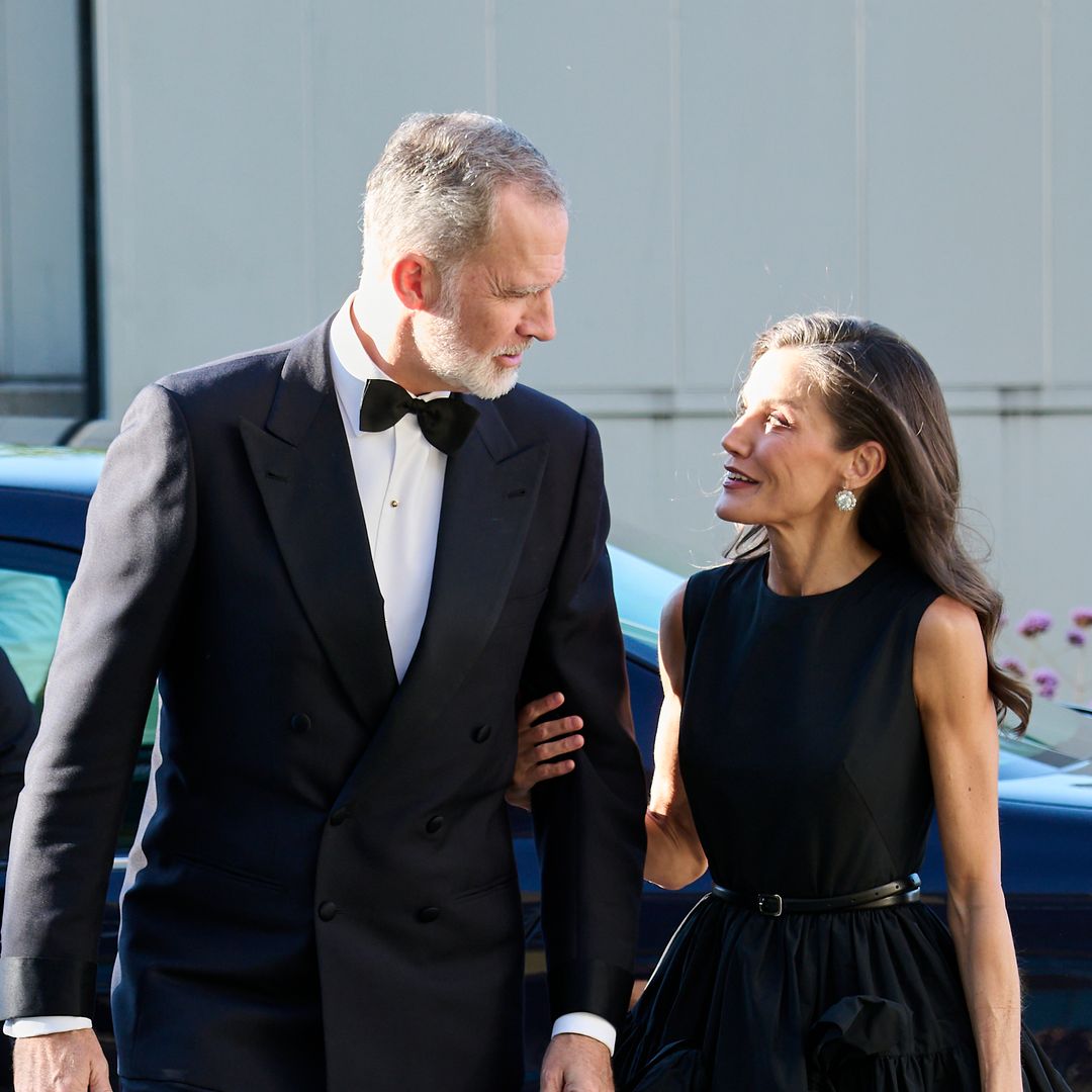 La reina Letizia revive la elegancia de Audrey Hepburn con un vestido negro y las históricas joyas de pasar