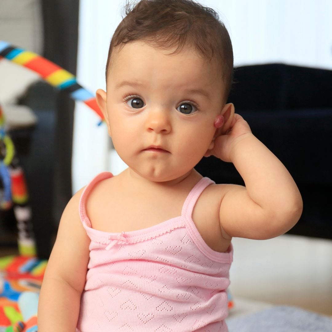 Qué significa que un niño se toque la oreja, según los expertos en pediatría