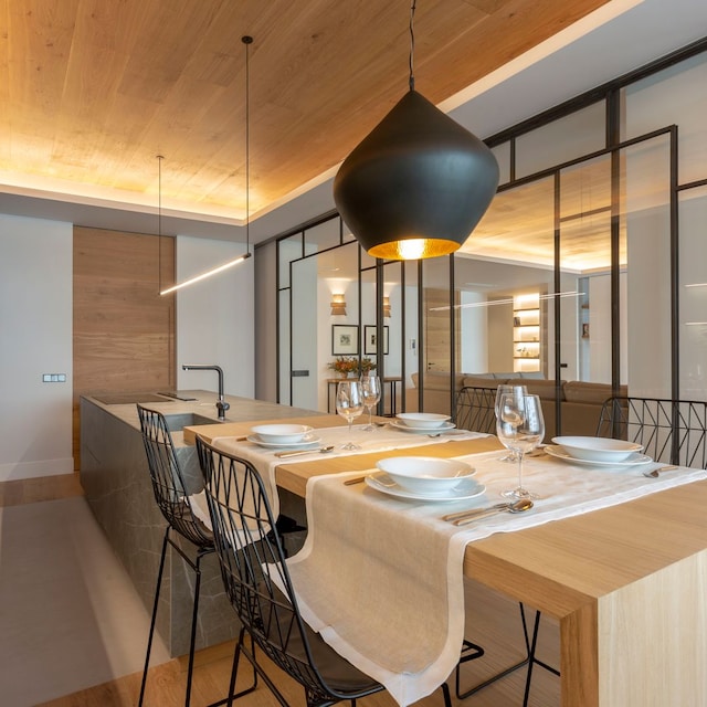 Cocina con isla y cerramiento de cristal