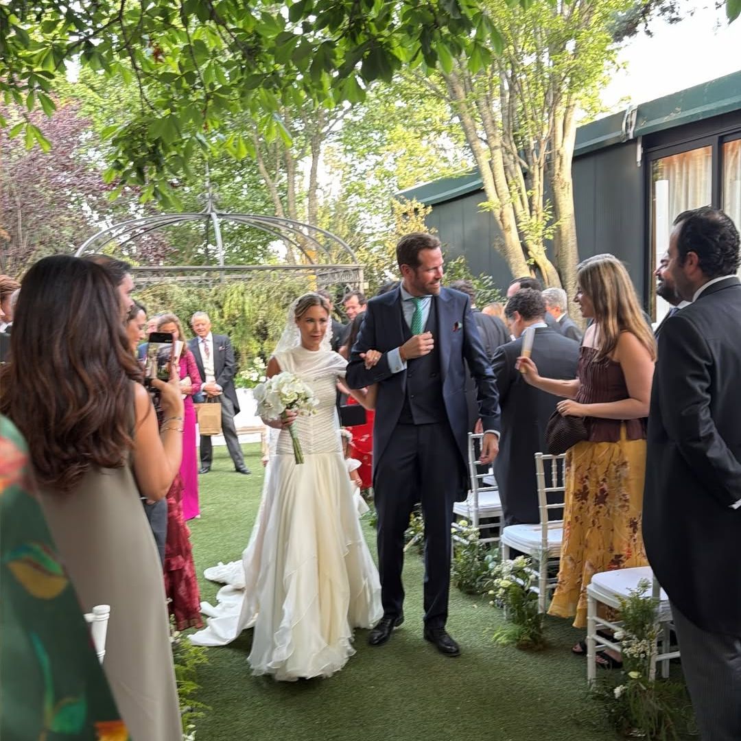 Ya convertidos en marido y mujer, Cristina Fernández y Andrés Afán de Ribera abandonan la ceremonia entre sonrisas y el cariño de sus invitados