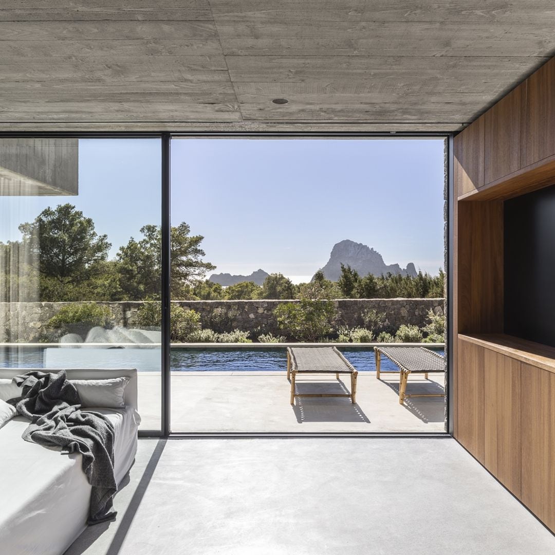 Un entorno privilegiado en Ibiza para una casa de verano que juega con la volumetría y unas vistas espectaculares