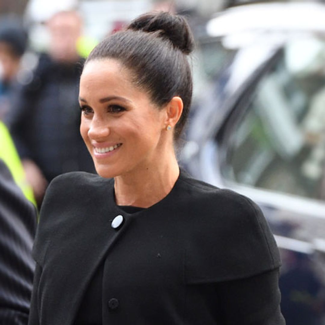 Meghan Markle rejuvenece su primer look premamá con una falda plisada