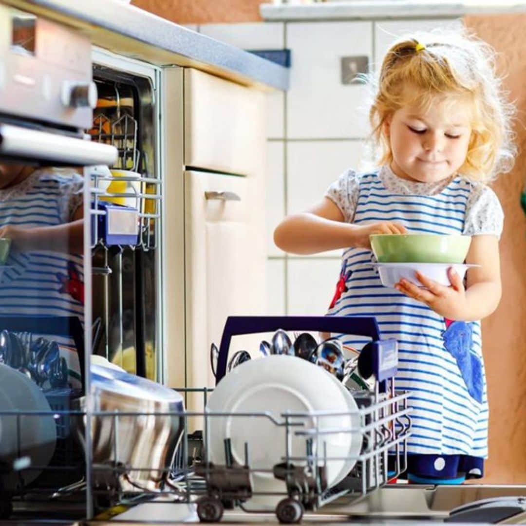 Trucos para enseñar a tus hijos que ayudar en casa es divertido