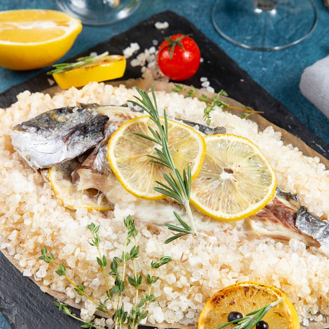 Ni una gota de aceite: la dorada más sana y sencilla para el verano se cocina en costra de sal