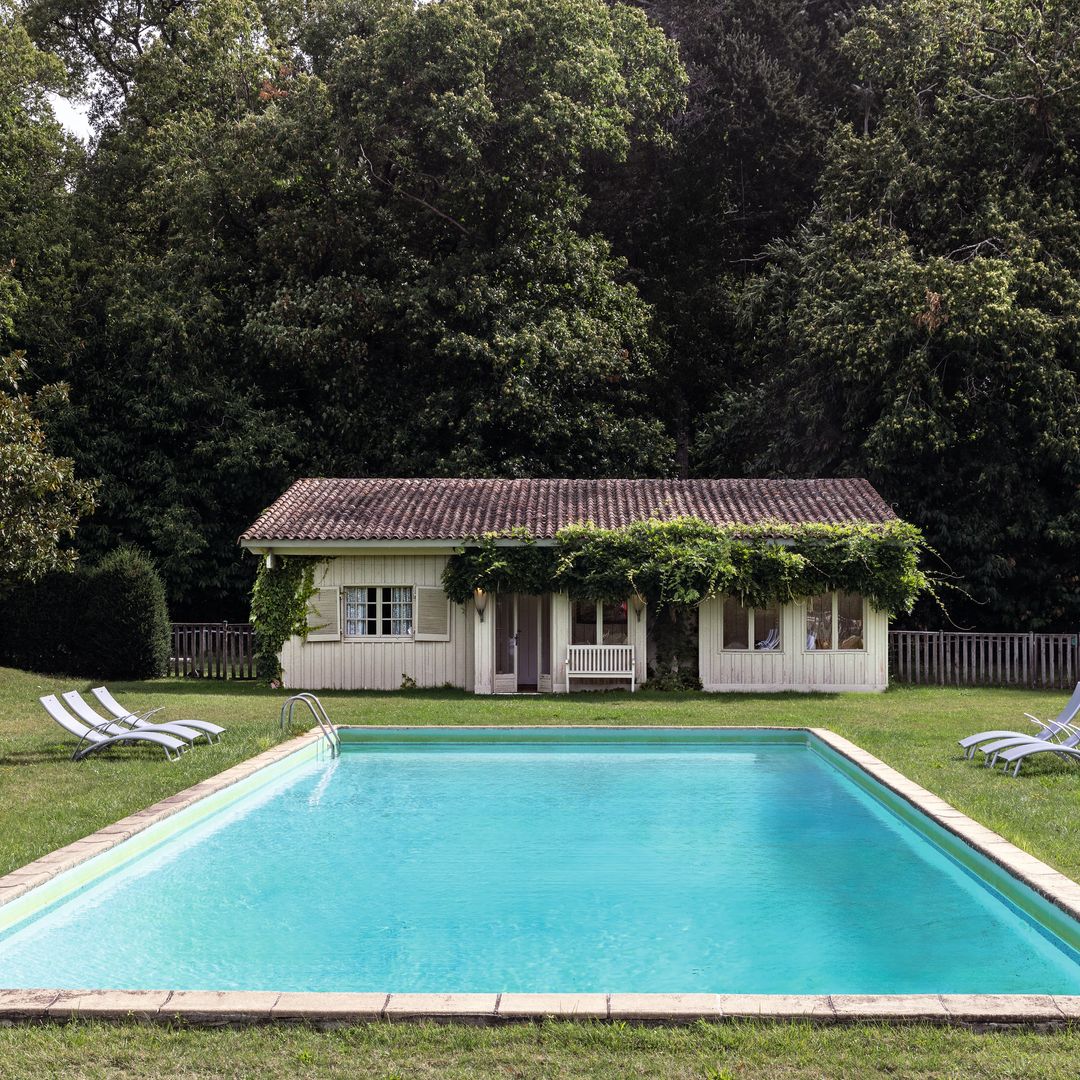 La piscina con su casita incorporada