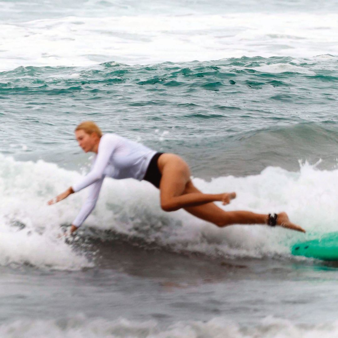 Ivanka Trump en una caída entre las olas al practicar surf en Costa Rica