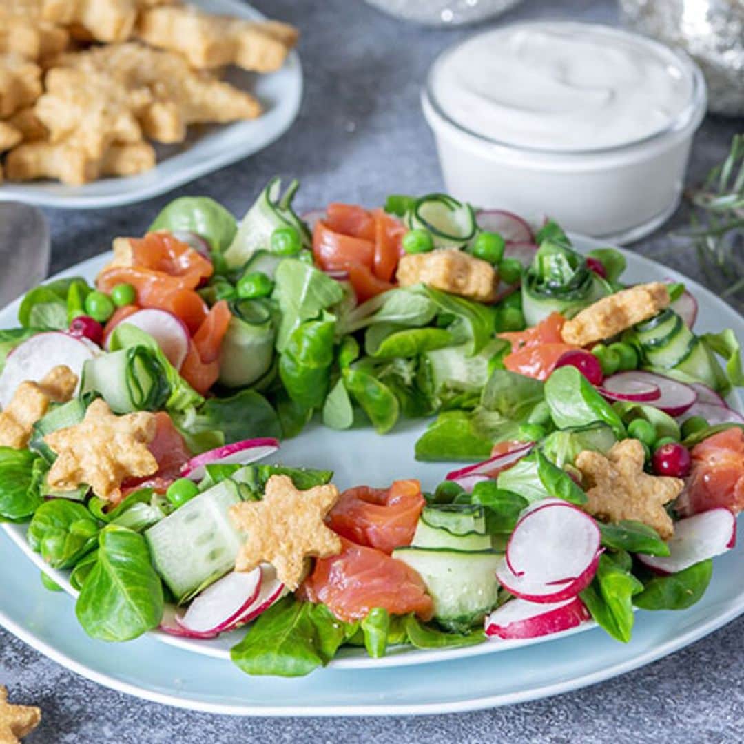 Ensalada vegetal con salmón ahumado y salsa de yogur