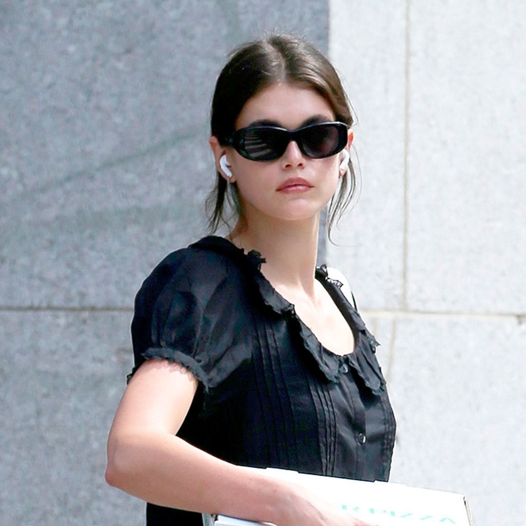 Kaia Gerber nos presenta el look primaveral de básicos para ir cómoda y guapa