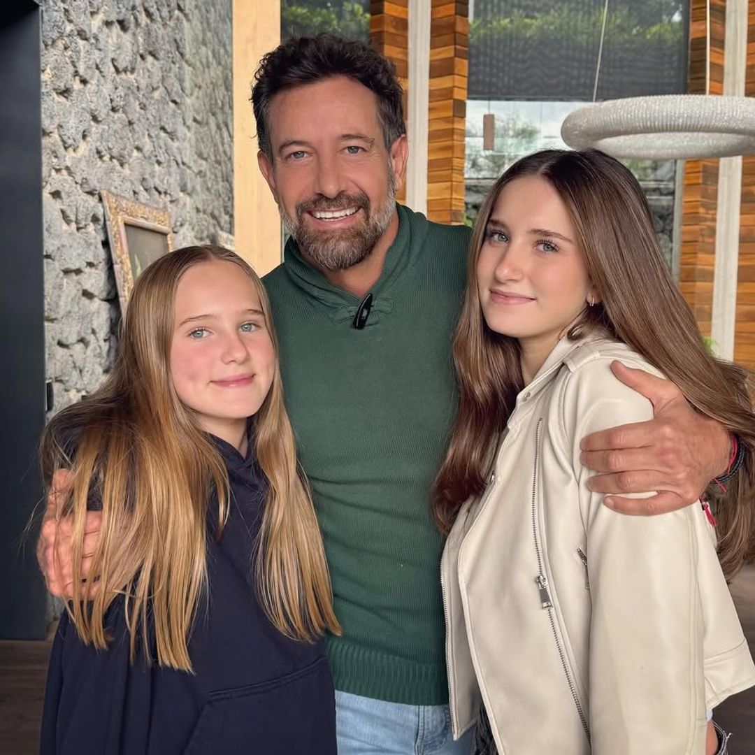 Gabriel Soto le da la bienvenida al 2026 con sus hijas y Geraldine Bazán en la playa