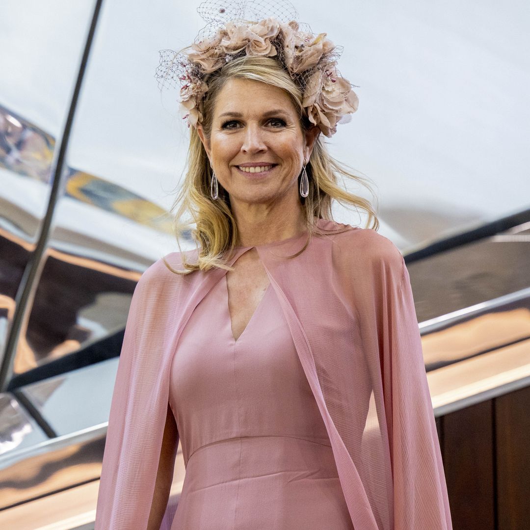 Máxima de Holanda luce su atuendo más primaveral con tocado de flores