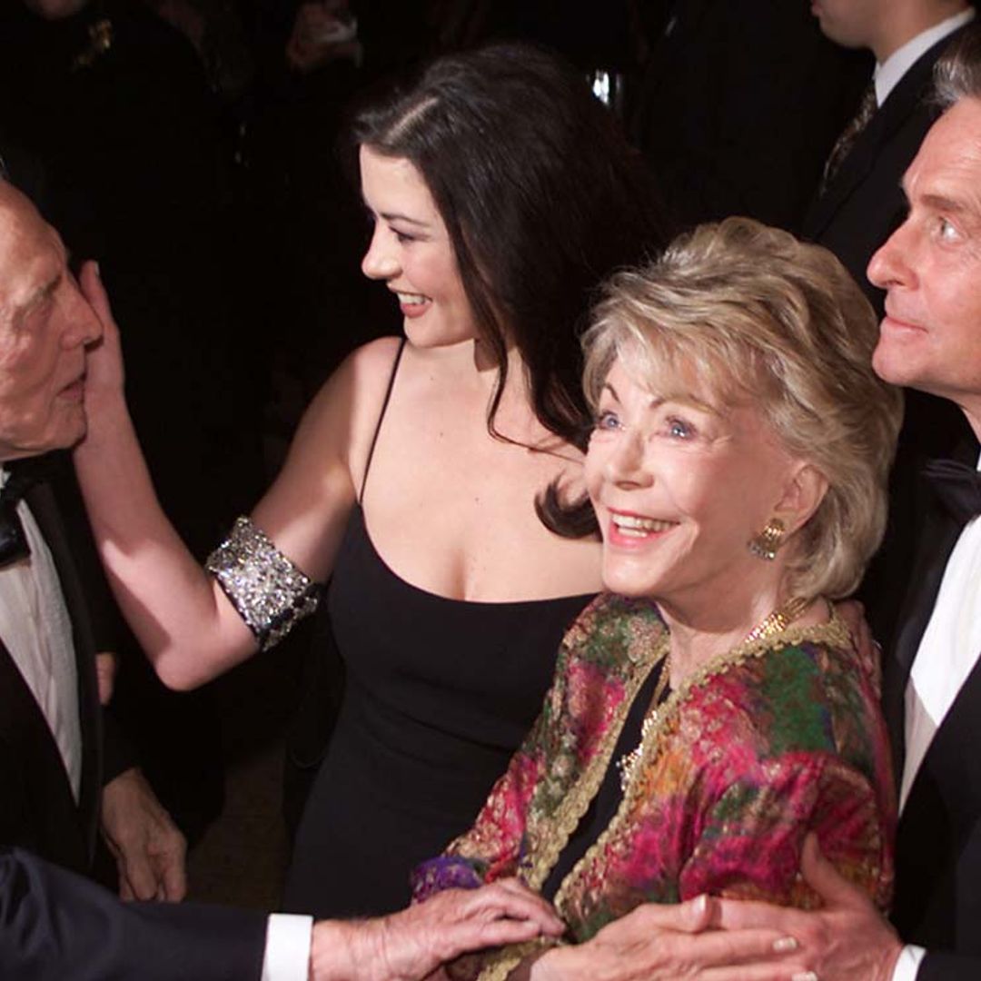 Una historia de amor de siete décadas, bailes para sus nietos a sus 103 años... el lado más familiar de Kirk Douglas