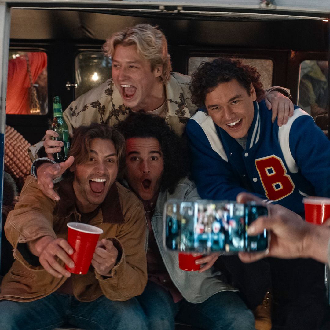 Logan (Antonio Cipriano), Dean (Stephen Thomas Kalyn), Tucker (Jalen Thomas Brooks) y Garrett (Belmont Cameli) en la serie Off Campus