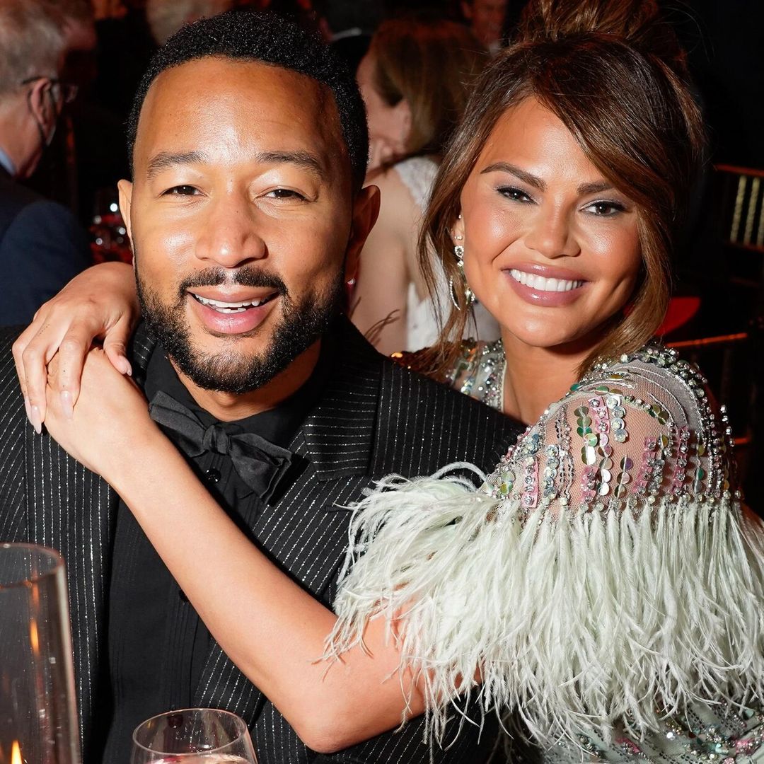 Chrissy Teigen anuncia su embarazo con unas adorables imágenes