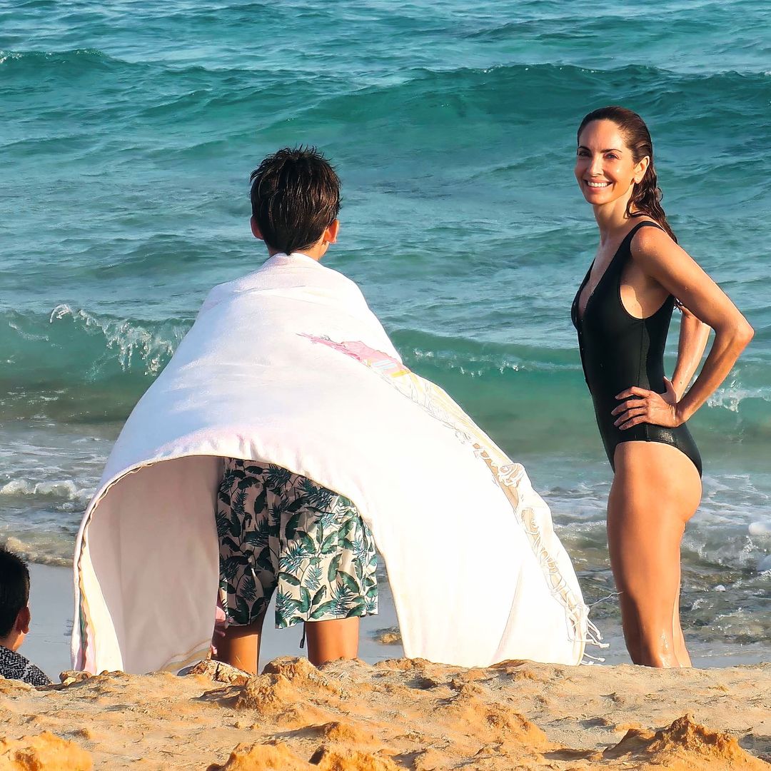 Eugenia Silva sonríe a uno de sus hijos mientras disfrutan de las playas de Formentera