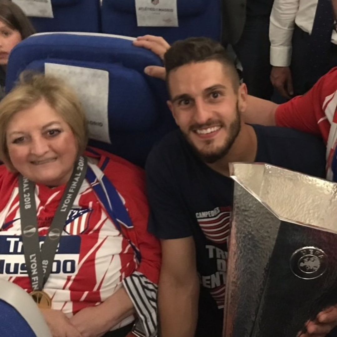 Koke y Beatriz Espejel rinden tributo a la madre del futbolista con dos cartas que encojen el corazón: "Dejas a tus chicos en buenas manos, eso te lo aseguro"