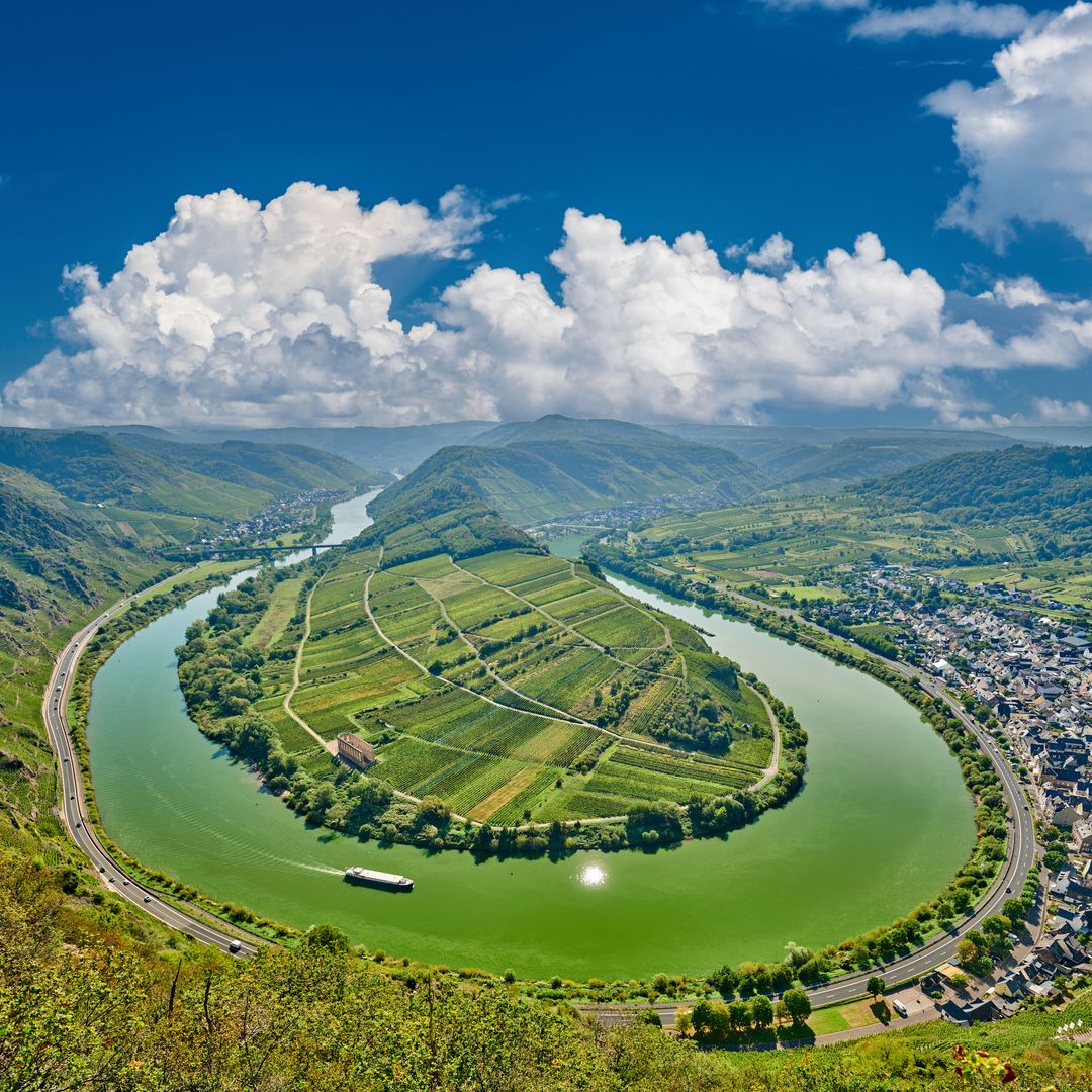 Pueblo de Bremm en un espectacular meandro del río Moselle, Alemania