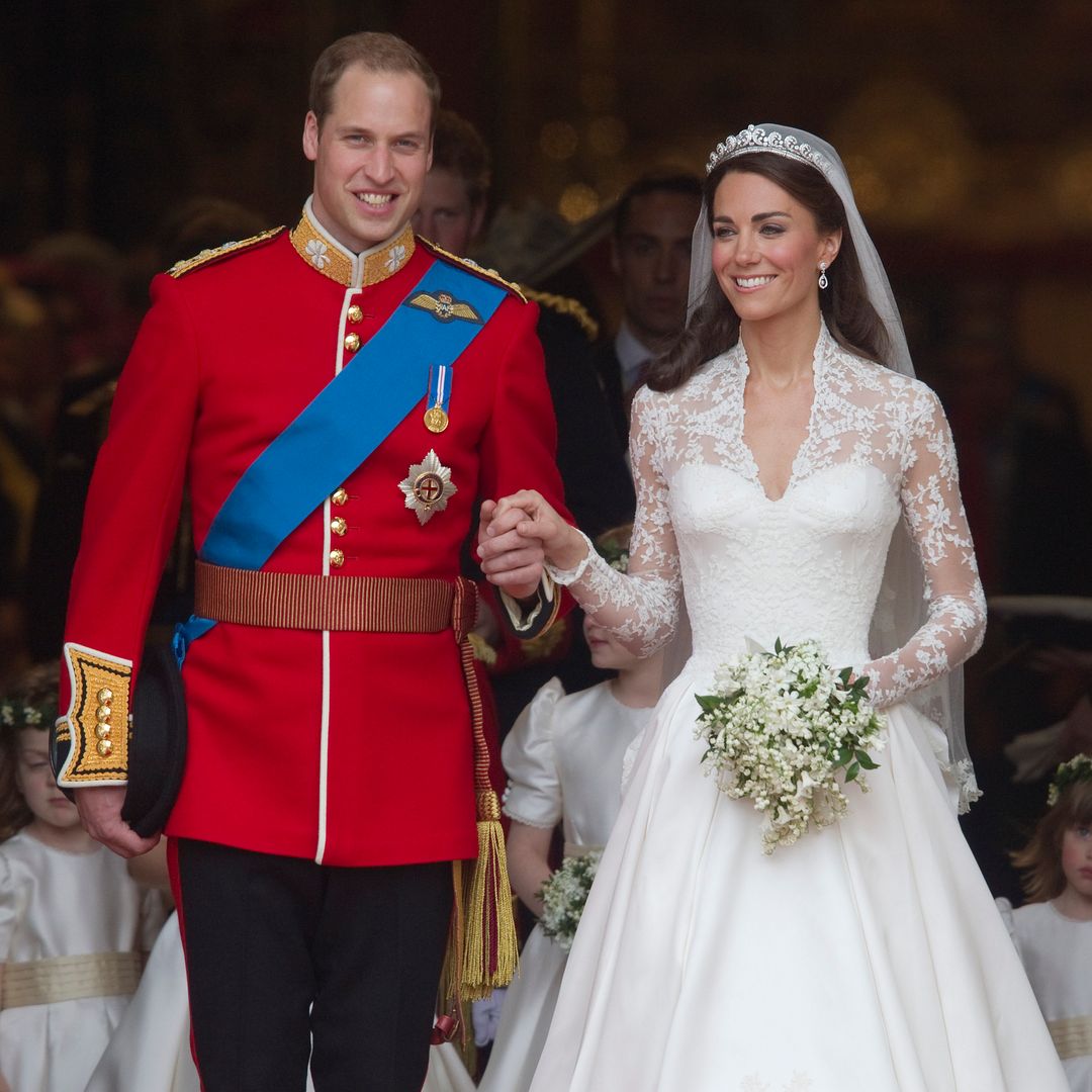 El vestido de Kate Middleton 15 años después: encaje hecho a mano, 3 metros de cola y el homenaje más romántico al príncipe Guillermo