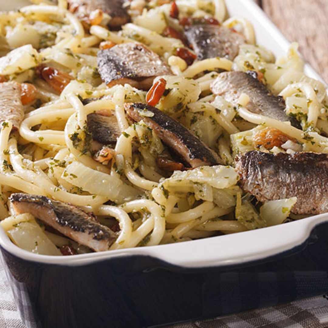 Espaguetis con sardinas, hinojo, pasas y nueces