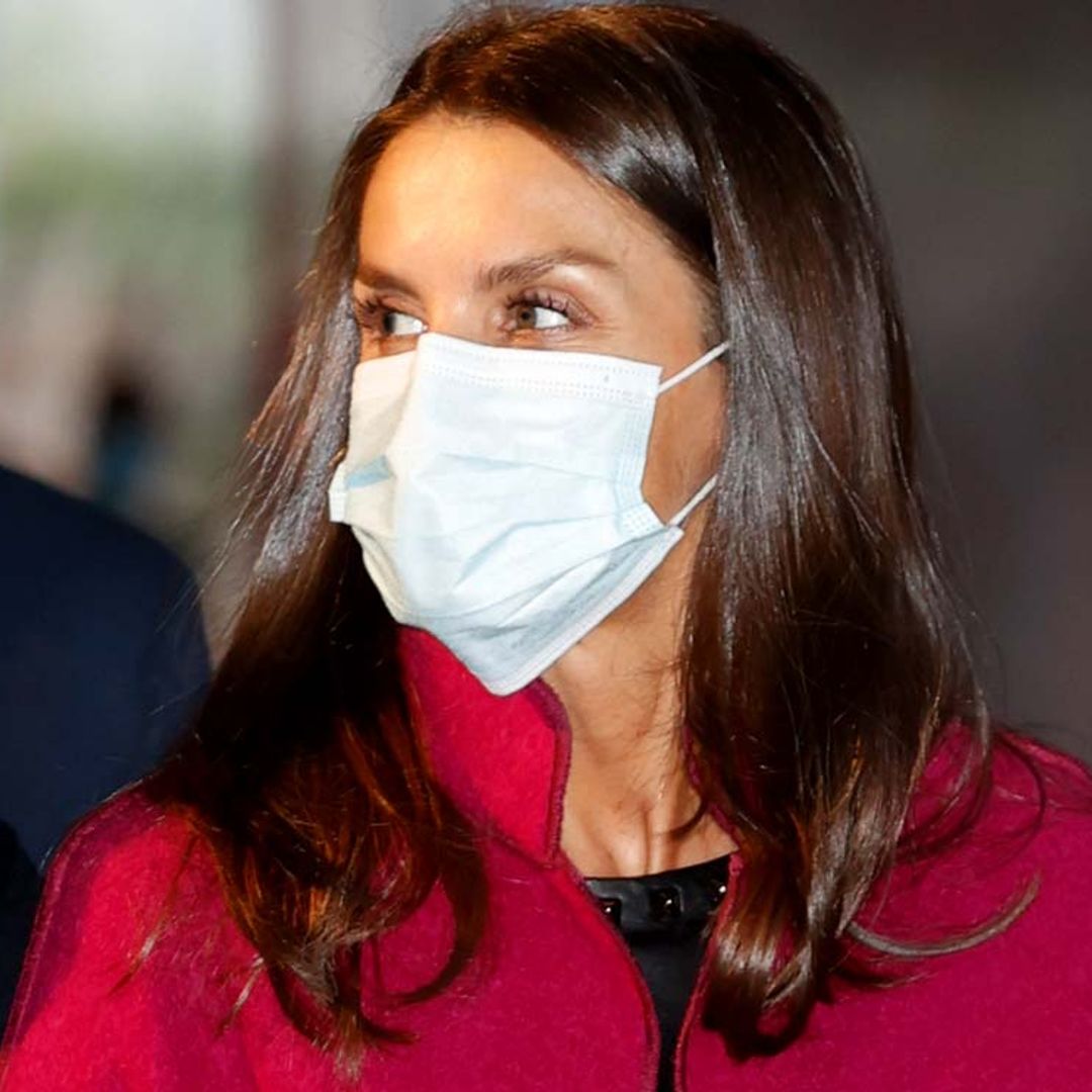 Doña Letizia recupera en Asturias su 'top' de cuero con tachuelas
