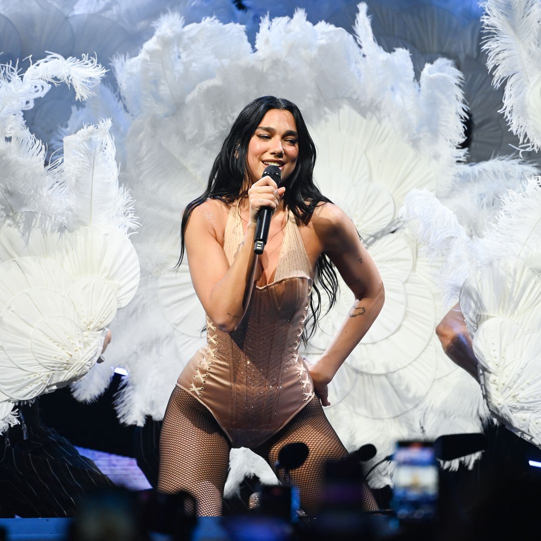 Dua Lipa conquista a México al cantar 'Bésame Mucho' en su primer concierto