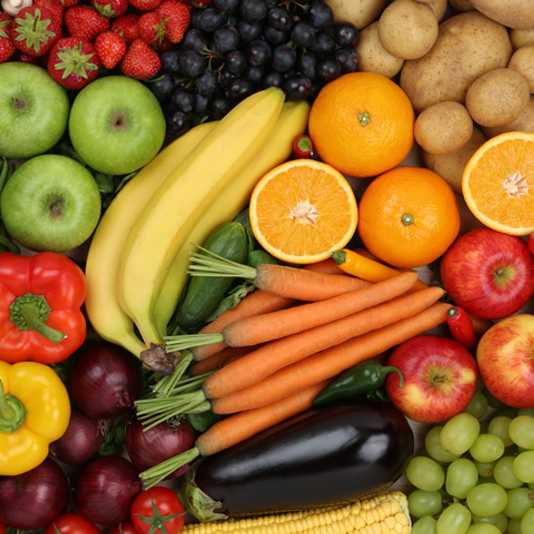 Ahora que llega el calor, mezcla frutas y verduras en tus platos