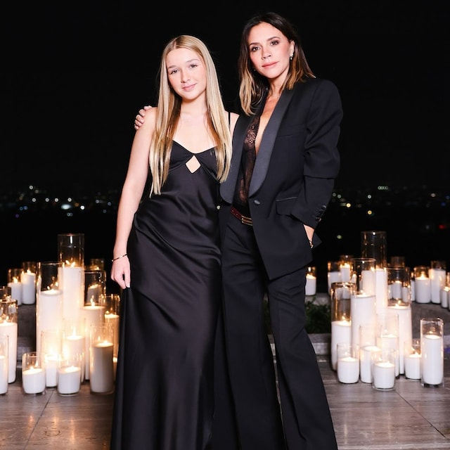 Victoria Beckham con su hija Harper con looks negros
