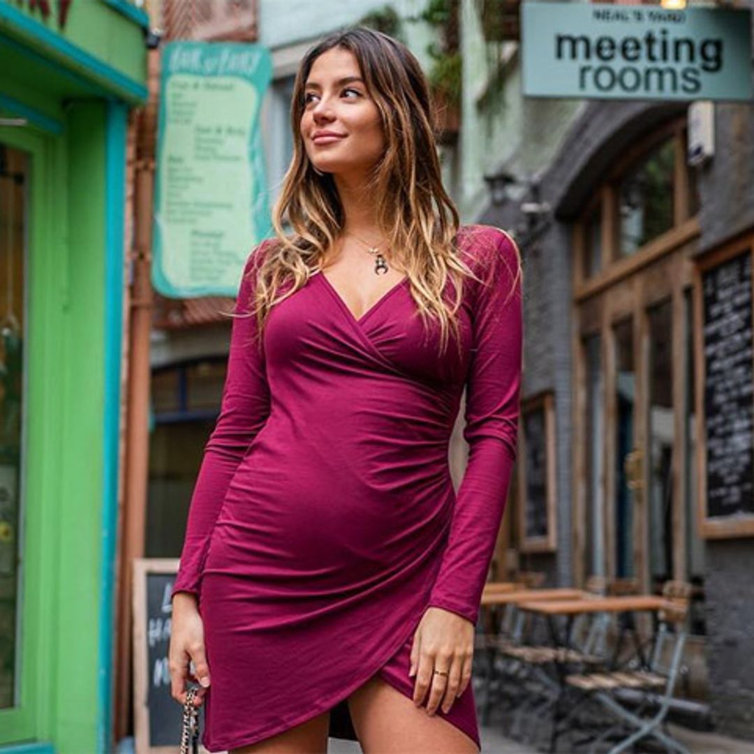 Sarah Kohan, la novia de Chicharito, presume de curvas premamá ¡y de alianza!