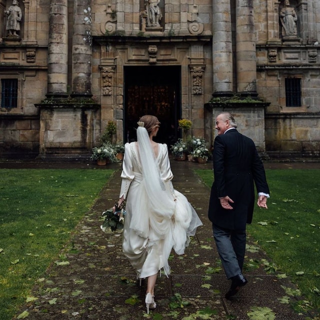 Novia llegando a la iglesia con la cola recogida