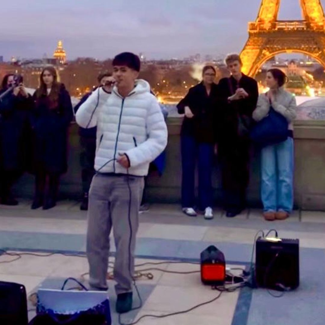 El momento viral del concursante de 'La Voz Kids' cantando como Julio Iglesias por las calles de París