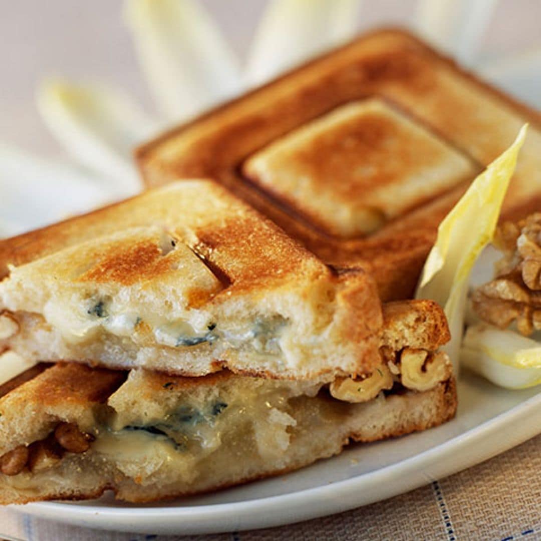 Sándwich de queso Fourme d'Ambert, pera y nueces