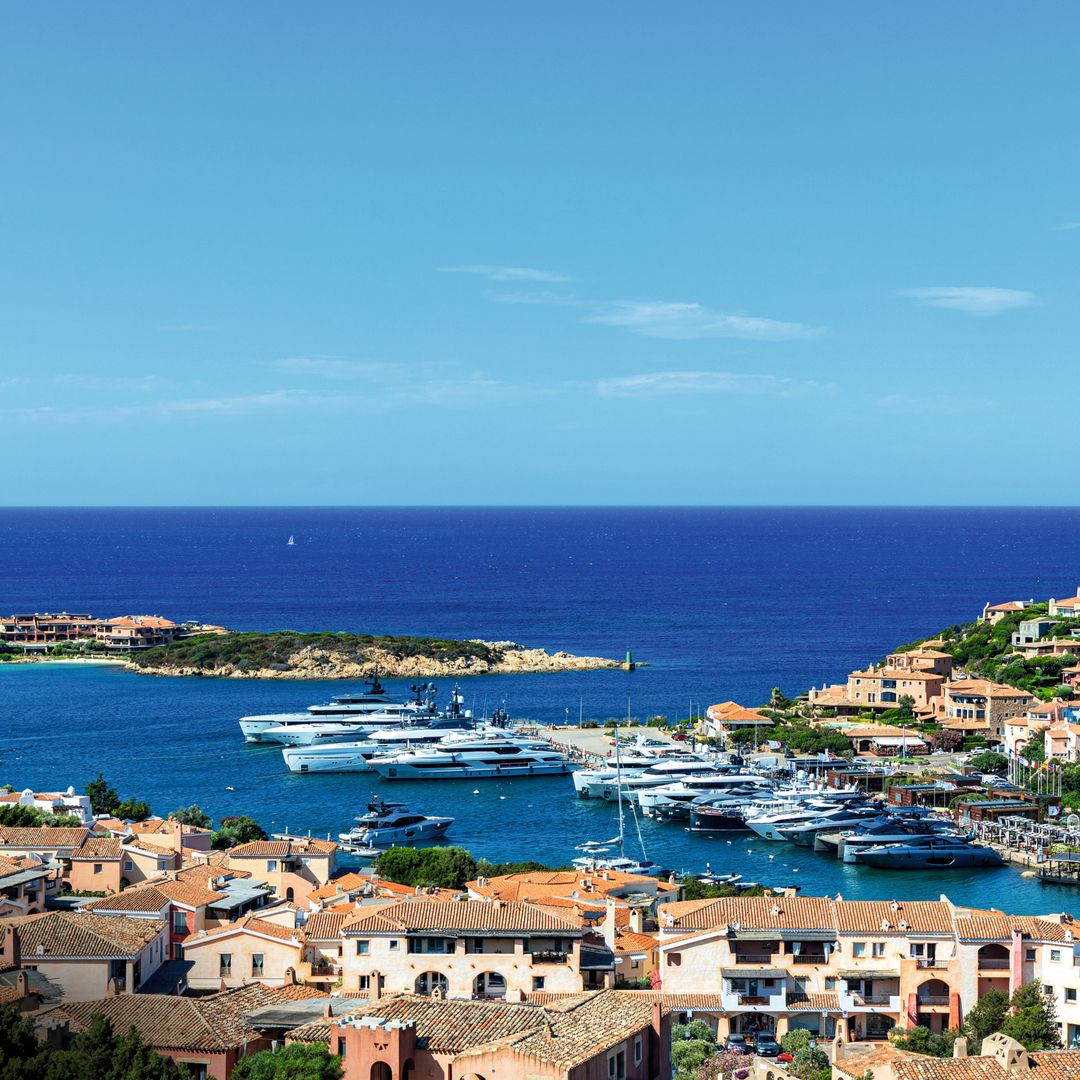 ENTRAMOS CON MARIANGELA LEONE JAMAL EN SU IMPRESIONANTE VILLA DE VERANO EN CERDEÑA, RODEADA DE VEGETACIÓN Y CON VISTAS AL EXCLUSIVO PUERTO DEPORTIVO DE PORTO CERVO