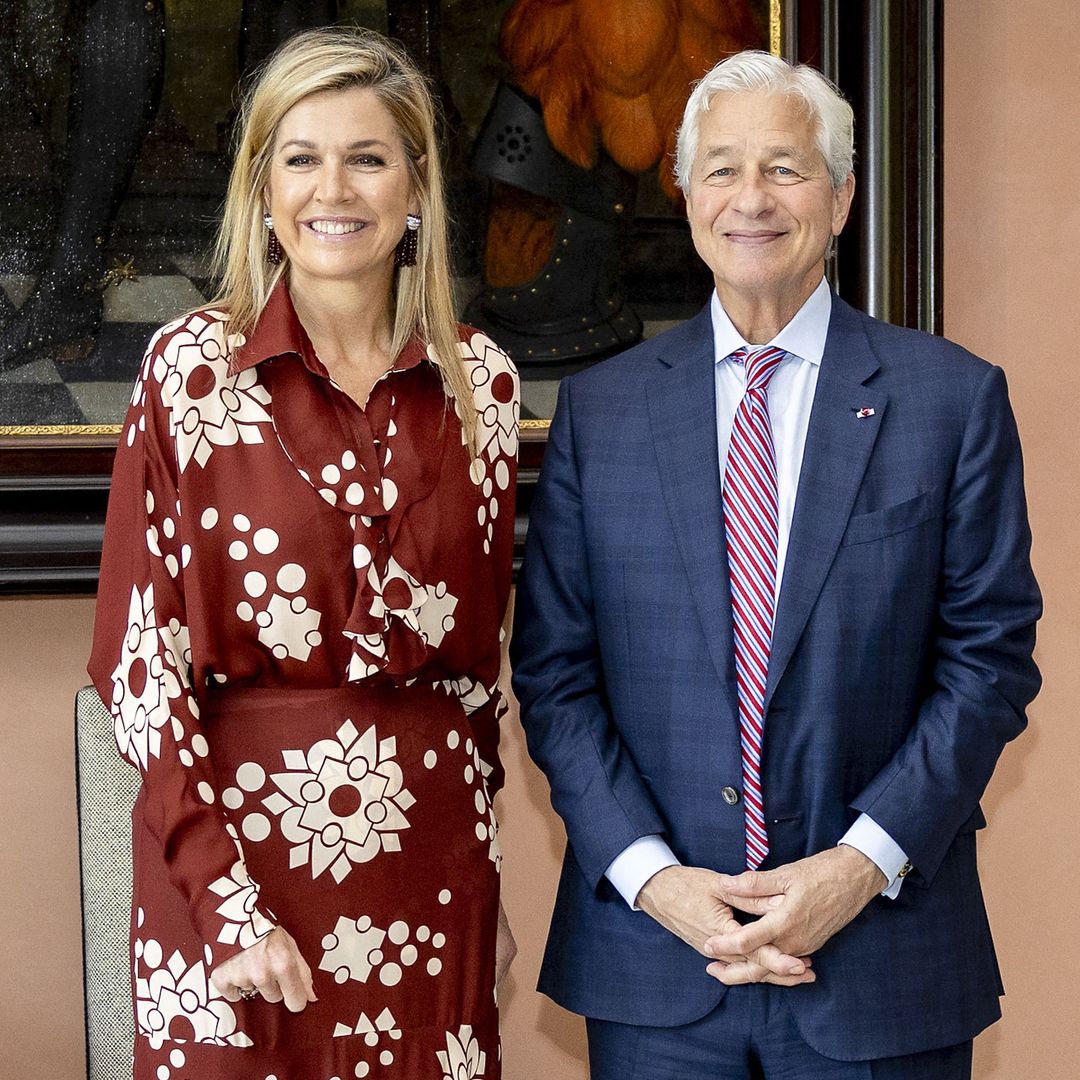 Máxima de Holanda confirma con su último look que es la reina de los contrastes este verano: del vestido rojo con capa a un diseño floral