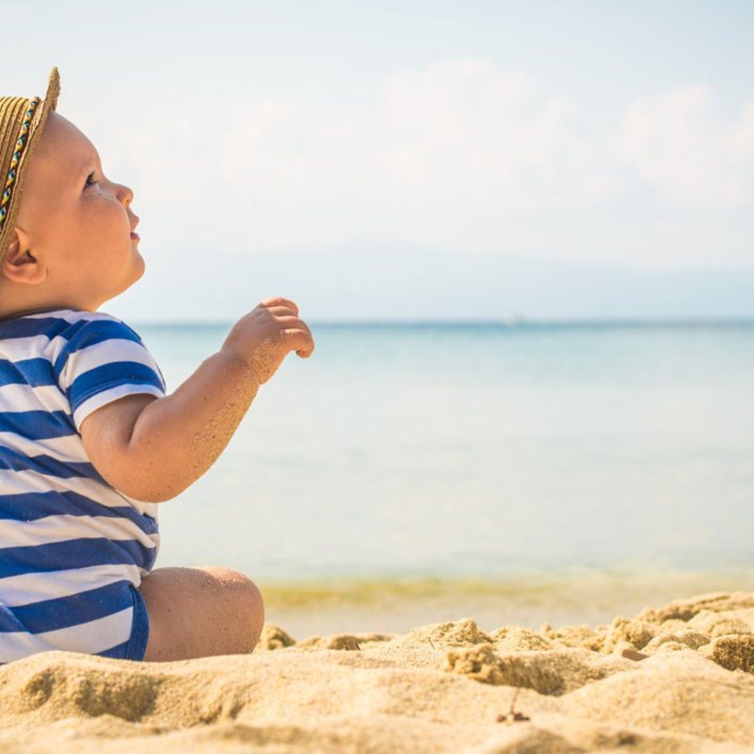 Consejos para el primer baño de tu bebé en la playa