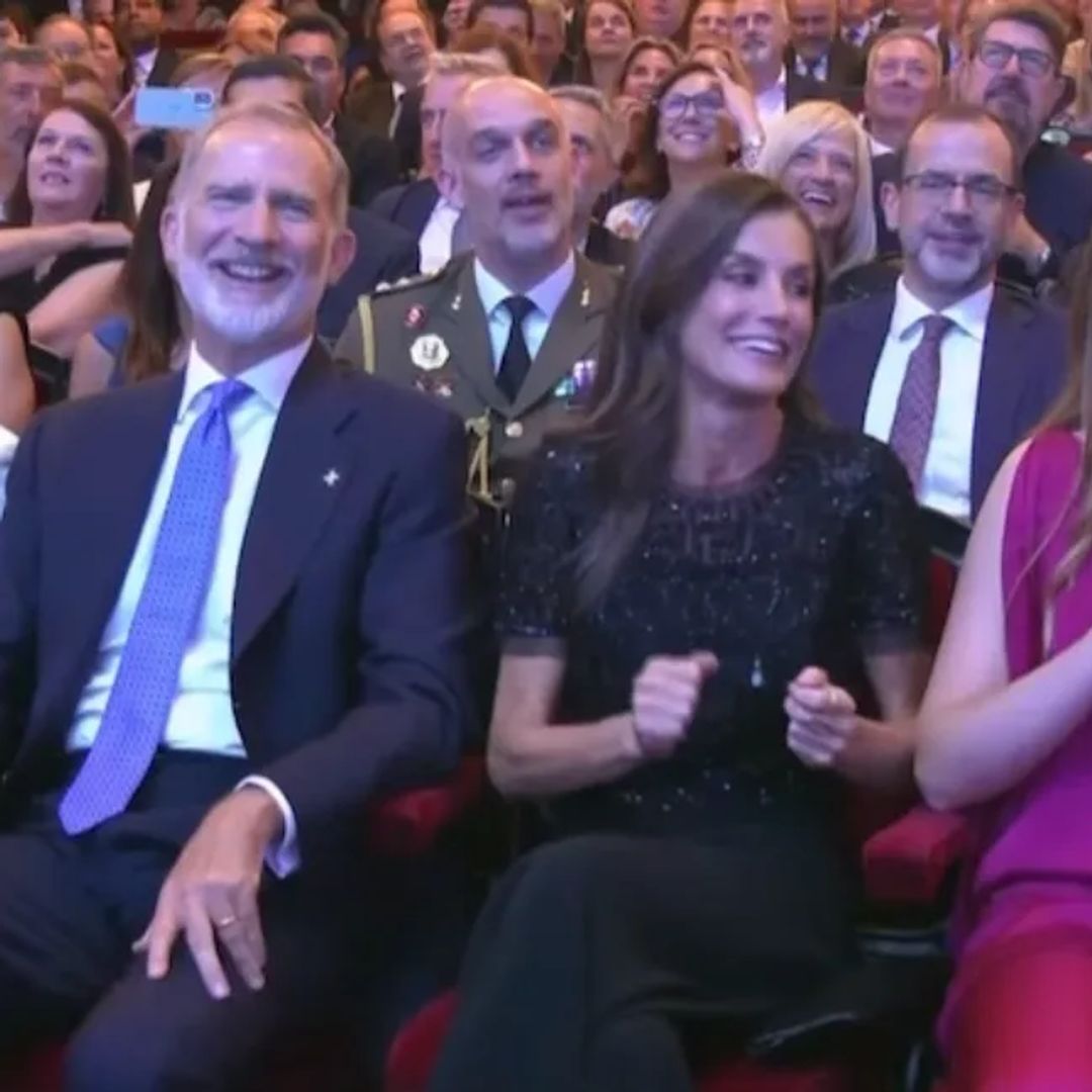 El momentazo de los Reyes y sus hijas en los Premios que ha pasado desapercibido: cantando junto a la marquesa Luz Casal