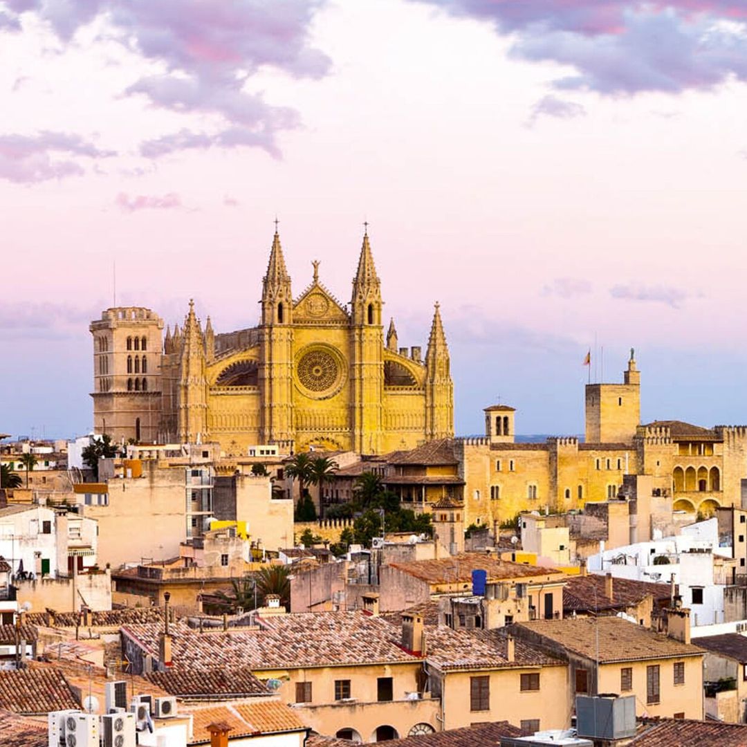 Del castillo de Bellver a la catedral (Mallorca): abrazada por el Mediterráneo
