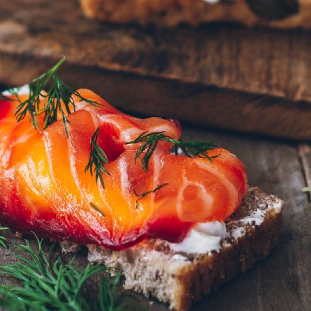 Salmón marinado con remolacha