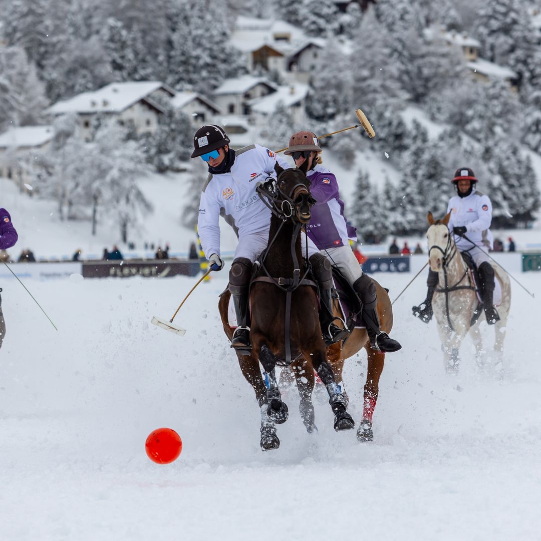Polo sobre a nieve en la exclusiva estación de Saint Moritz en los Alpes Suizos
