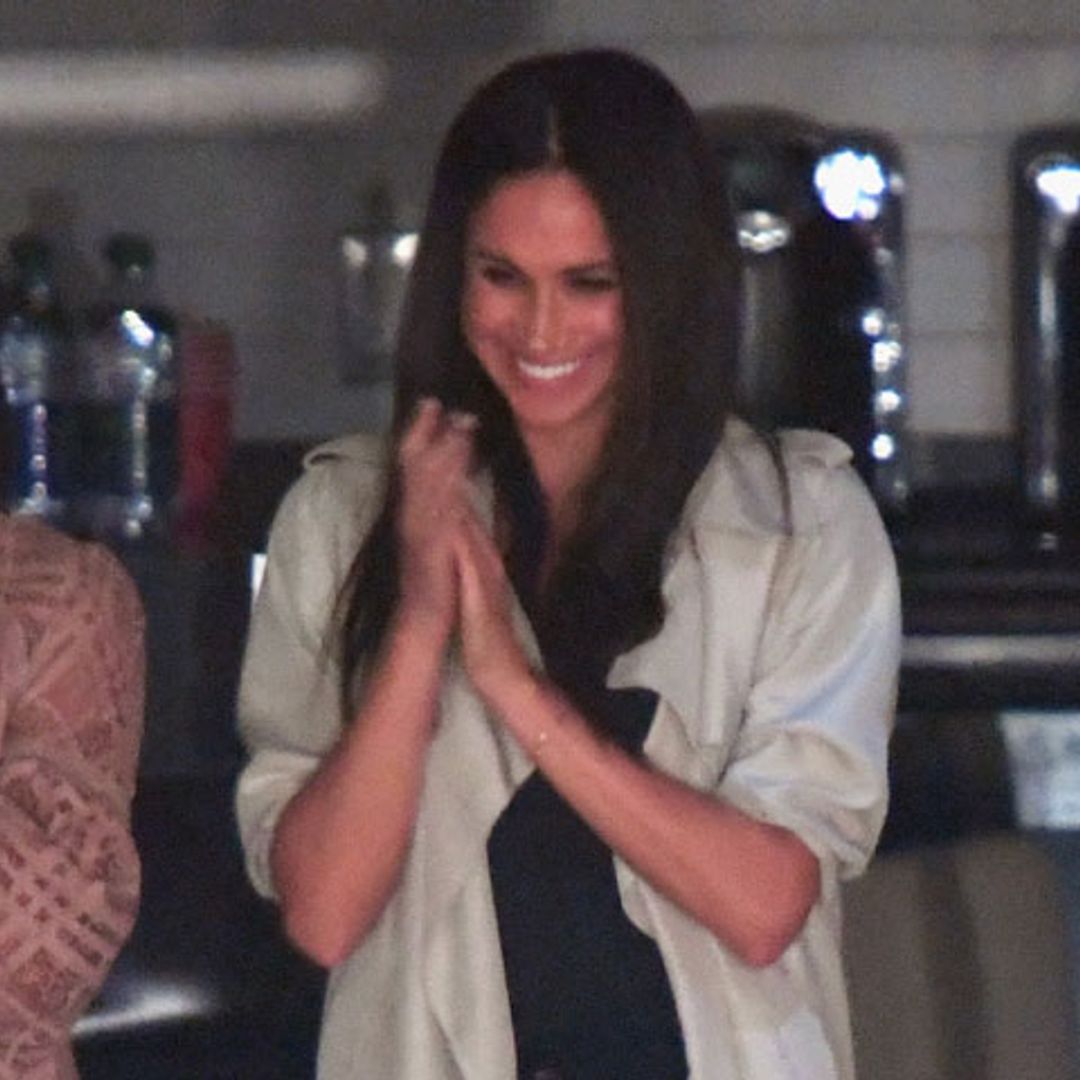 Meghan Markle, la gabardina de entretiempo y el look que funciona 24 horas