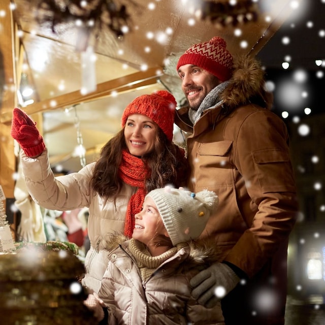 Familia feliz en un mercadillo de Navidad