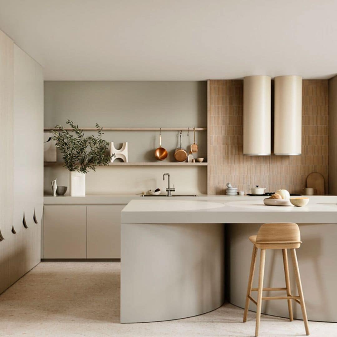 Una cocina práctica y familiar, con un diseño original basado en las líneas curvas