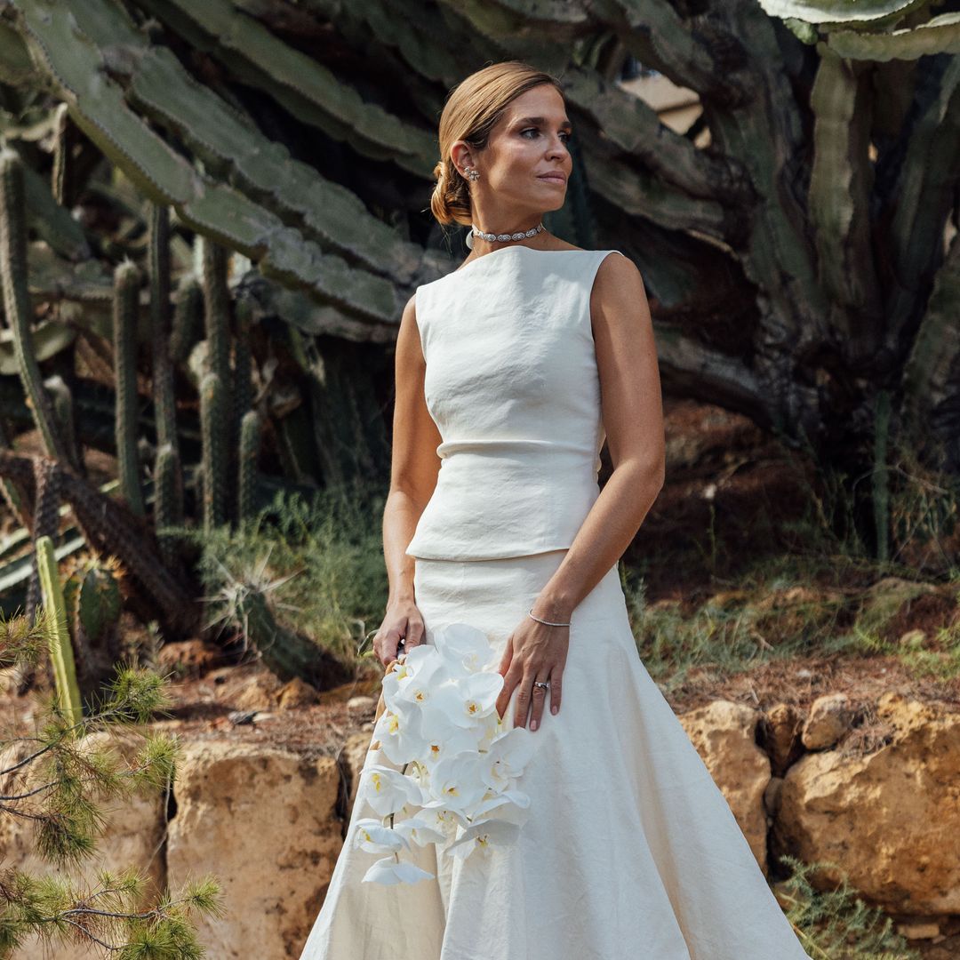 María, la novia que transformó el vestido de su abuela de 1956 y llevó un ramo de orquídeas inspirado en su madre para casarse en Alicante