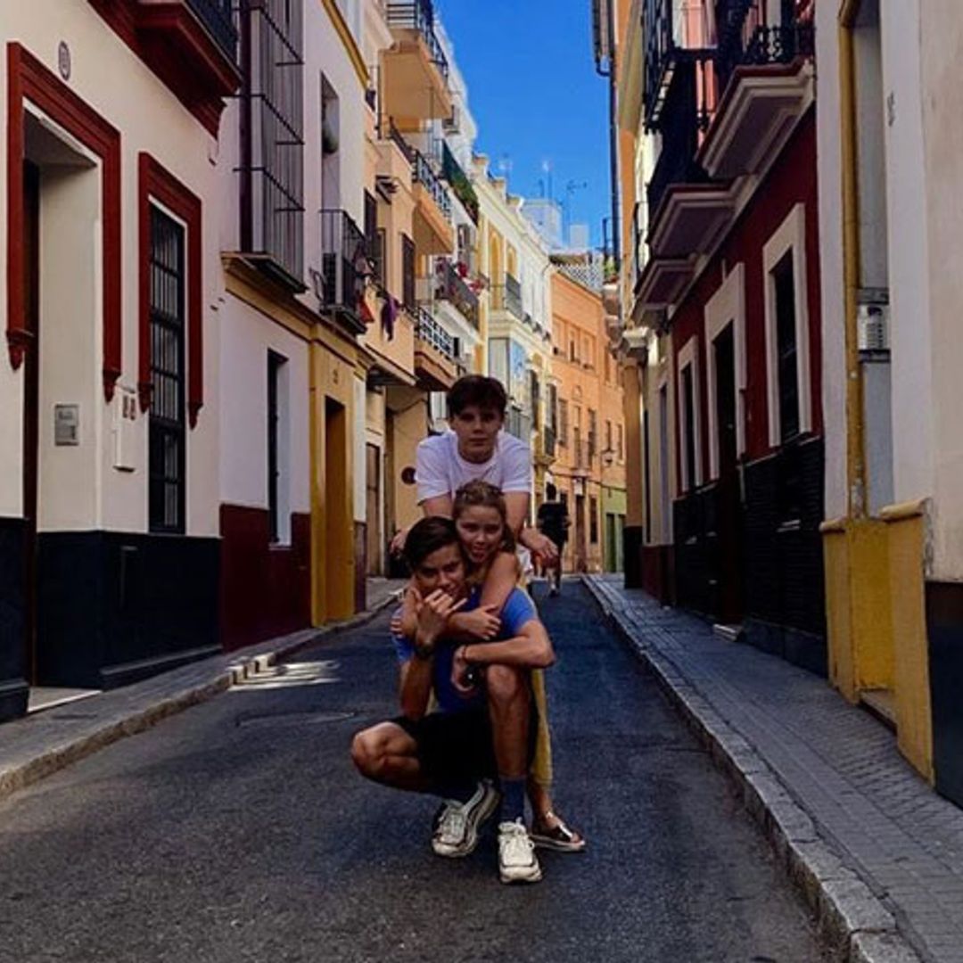 David Beckham y Victoria no están solos, ¡han viajado en familia a Sevilla!